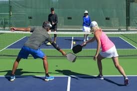 深港澳青少年小满时节深圳新洲河里劈波斩浪